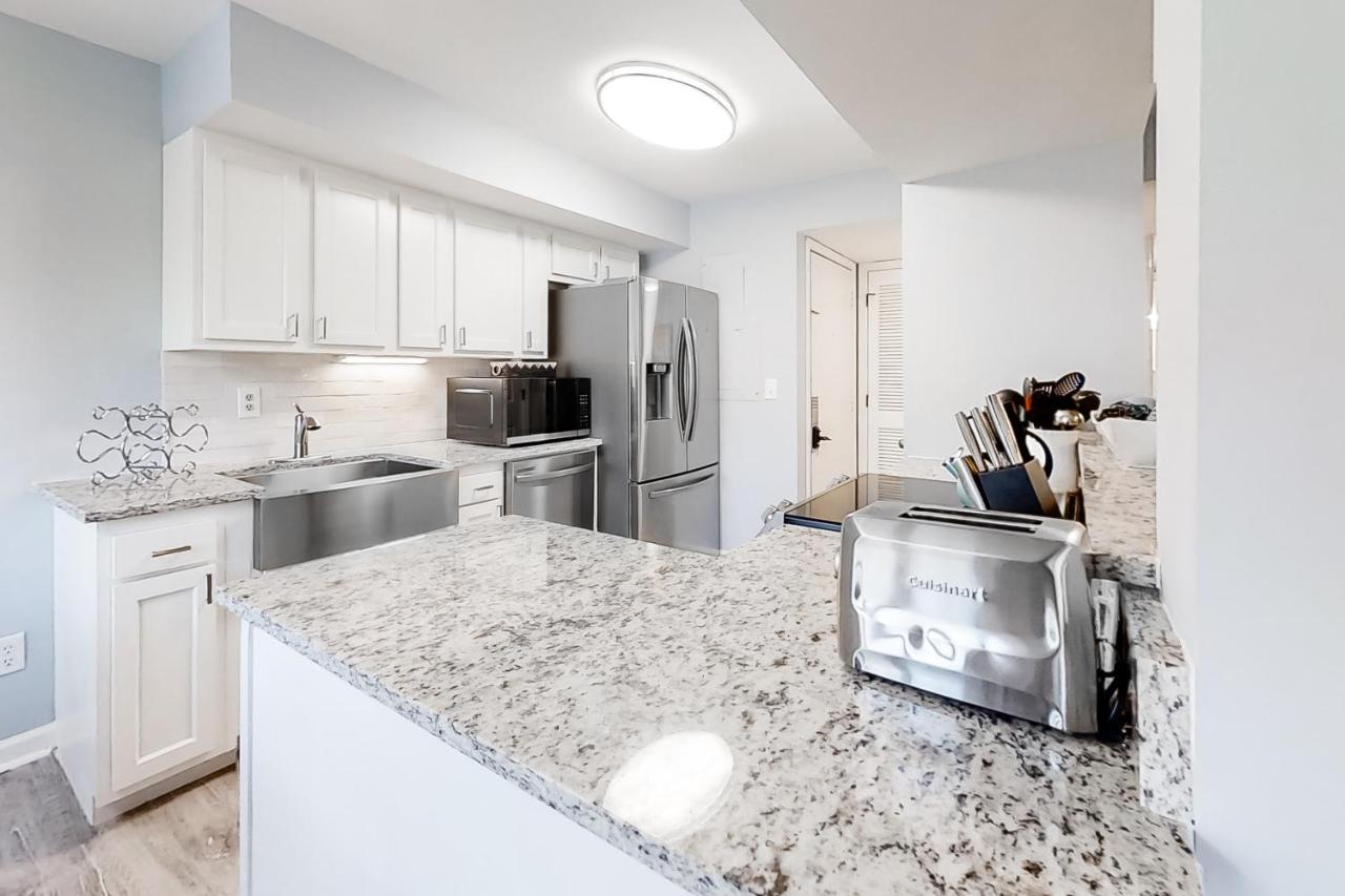 4839 Dolphin Apartment